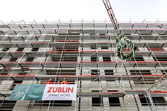 Richtkranz vor super 8 Hotel am Meinzer Zollhafen.