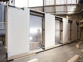 Foto von der Vorfertigung der Holzbauelemente für CARL im Werk von ZÜBLIN Timber in Aichach.