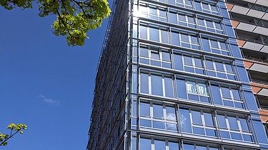 Foto aus der Froschperspektive zum Germaniahafen in Kiel. 