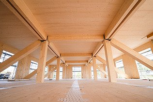 Foto von inneren einer Baustelle, die mit Holz verkleidet ist.   