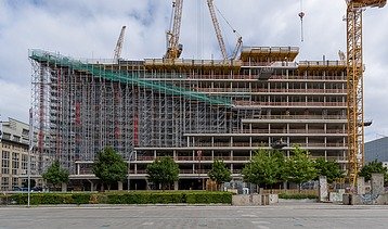 Foto vom Axel-Springer-Neubau. Zu sehen ist eine Baustelle die das neue Bürogebäude schafft. 