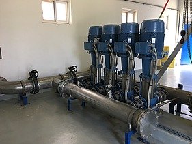 Das Bild zeigt einen Raum mit vier Pumpstationen