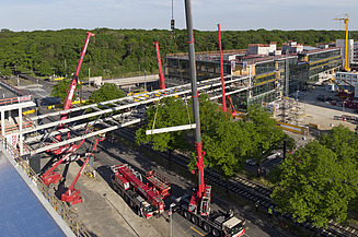 Foto von einer Brücke die grade gebaut wird aus der Vogelperspektive.  