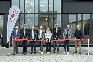 Feierlich wird das Einweihungsband vor der Neue ZÜBLIN Timber Zentrale in Aichach zerschnitten .