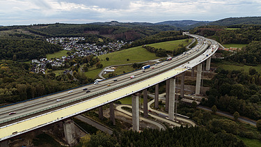 Foto einer Talbrücke in einer Landschaft