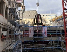 Richtfestkranz wird auf der Baustelle Antoniter Quartier in Köln gehisst. 