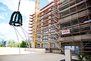 Foto vom Richtfest der nachhaltigen Bürokomplex.
