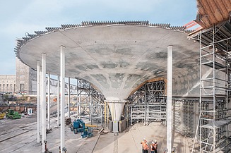 Ein  Foto mit der Baustelle die Bahnsteighalle des neuen Stuttgarter Tiefbahnhofs mit betonierte Kelchstütze.