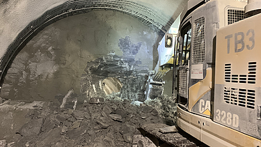 Foto von einer Baumaschine beim letzten Tunneldurchschlag im Flughafentunnel