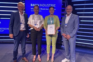 Foto von mehreren schick gekleideten Personen die freundlich schauen.  