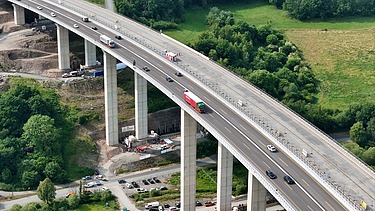 Autobahnbrücke, die über ein Feld verläuft