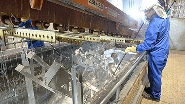Foto von der Fertigstellung von Stahlelemente für eine Brücke.   