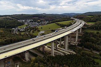 Foto einer Talbrücke in einer Landschaft