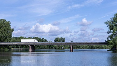 Foto einer Brücke über einen Fluss