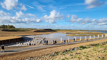 Foto von Wasserbausteinen im neuen Mündungsbett, der Himmel ist leicht bewölkt