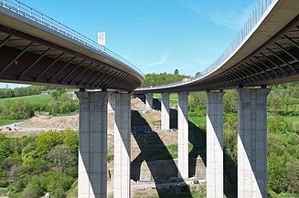 Beton Pfeiler auf denen eine Autobahnbrücke verläuft