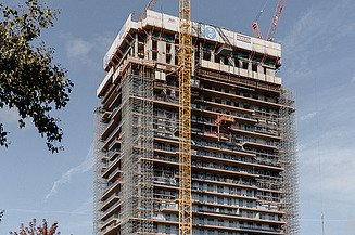 Foto von Arbeiten an der technischen Gebäudeausrüstung an einem Hochhaus