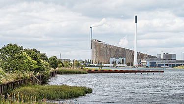 Foto von der Mühlverbrennungsanlage „Copenhill“ mit Blick über den Fluss.  
