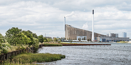 Foto von der Mühlverbrennungsanlage „Copenhill“ mit Blick über den Fluss.  