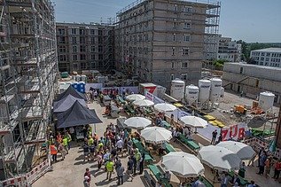 Luftaufnahme vom Richtfest.   