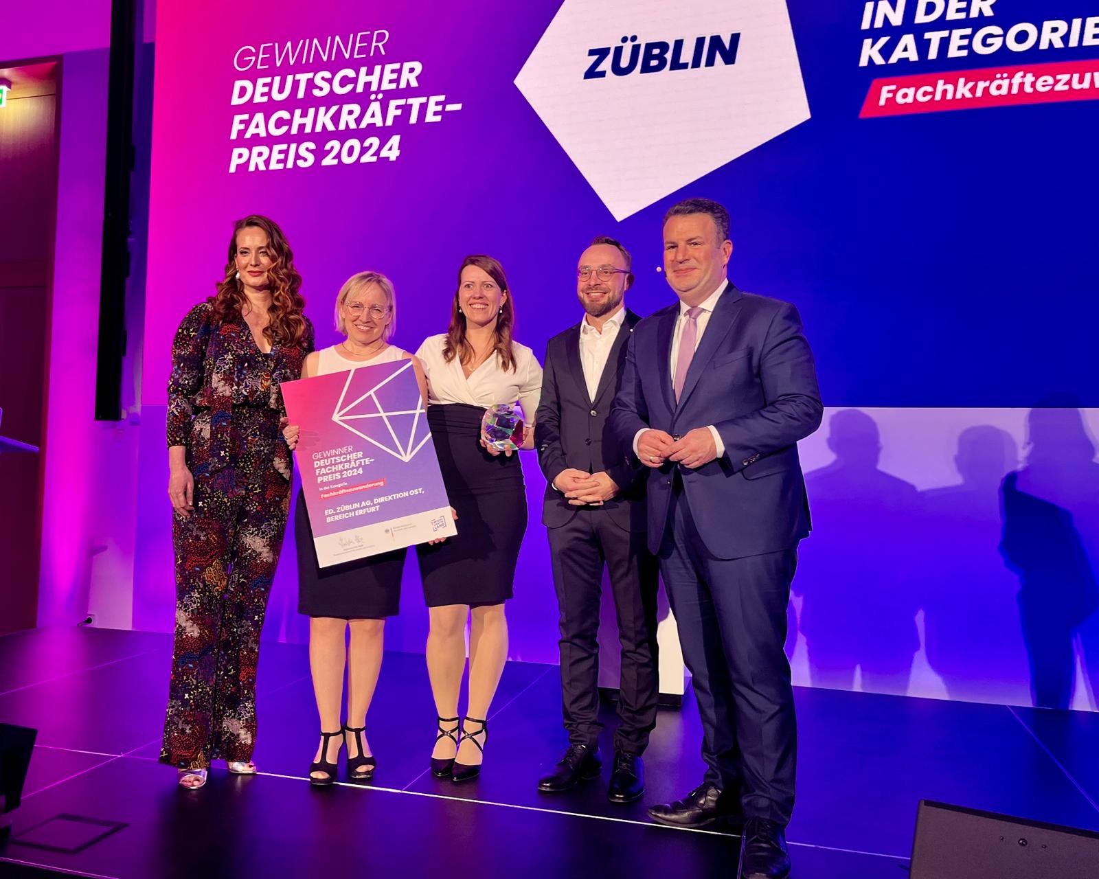 Foto von mehren schick gekleideten Personen die freundlich schauen beim deutschen Fachkräftepreis. 