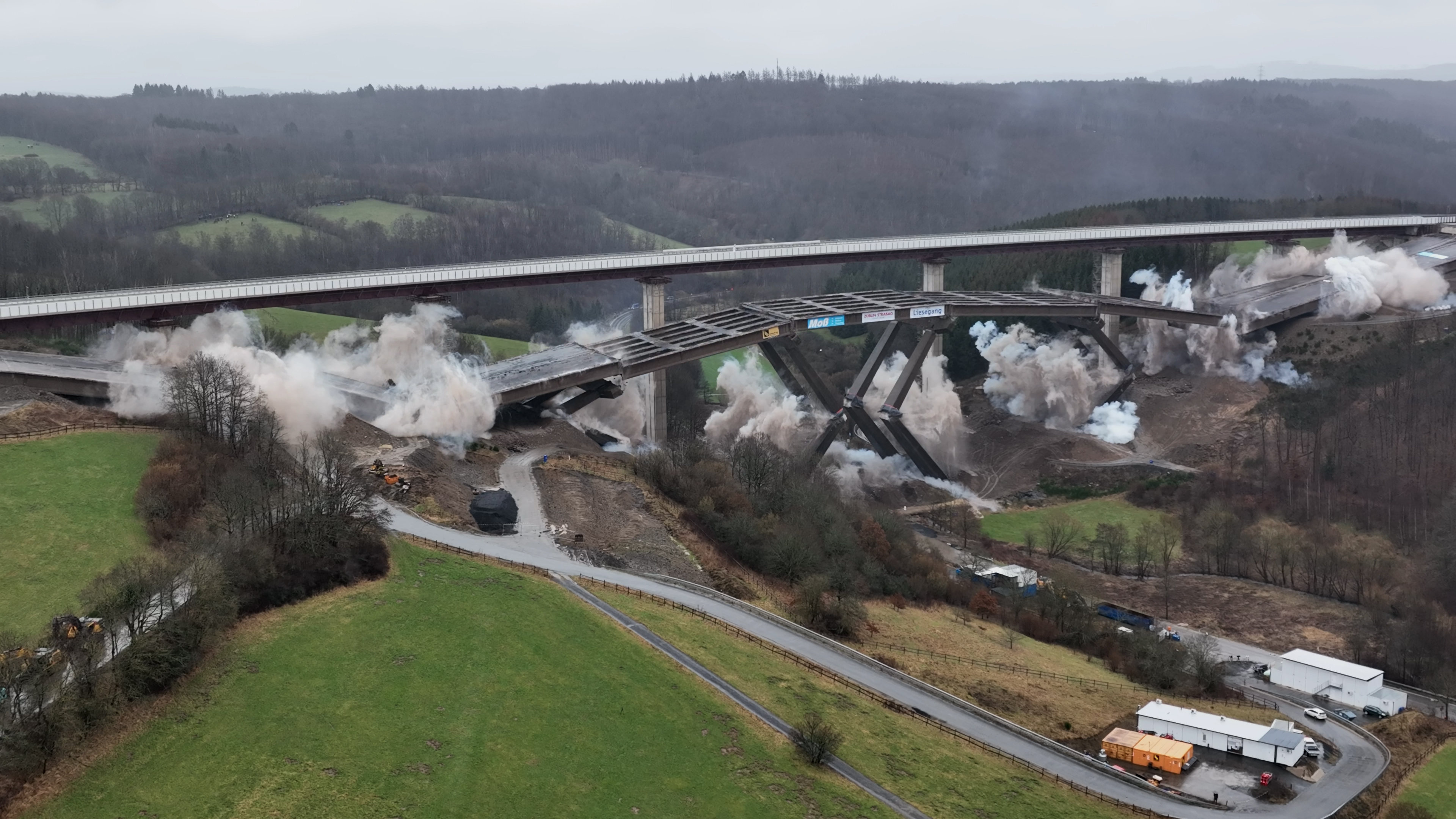 Das Bild zeigt die  A 45-Talbrücke Rinsdorf bei laufender Sprengung