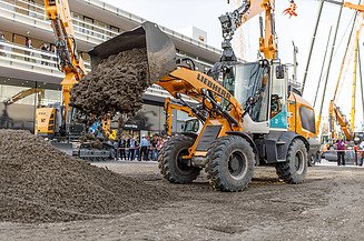 Foto des Brennstoffzellenradladers von Liebherr beim Ausschütten von Material