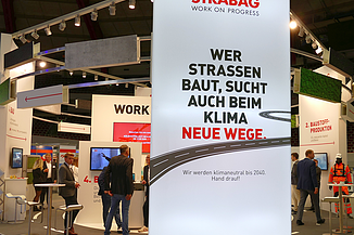 Foto von einem Roll-Up, das vor einem Messestand steht