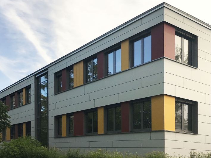 Foto von einer Schule von außen.