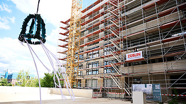 Foto vom Richtfest der nachhaltigen Bürokomplex.