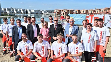 Foto von einem STRABAG-Lehrlingsteam und Projektverantwortlichen