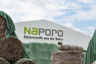 Fote eines weißen Gebäudes mit der Aufschrift Naporo