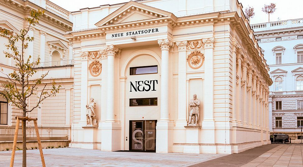 Foto von der neun Wiener Staatsoper von außen. 