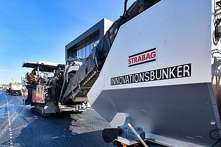 Detailansicht einer Straßenbaumaschine