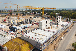 Baustelle mit großen Kränen