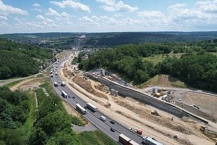 Foto einer Autobahnbaustelle mit diversen Fahrzeugen aus der Entfernung