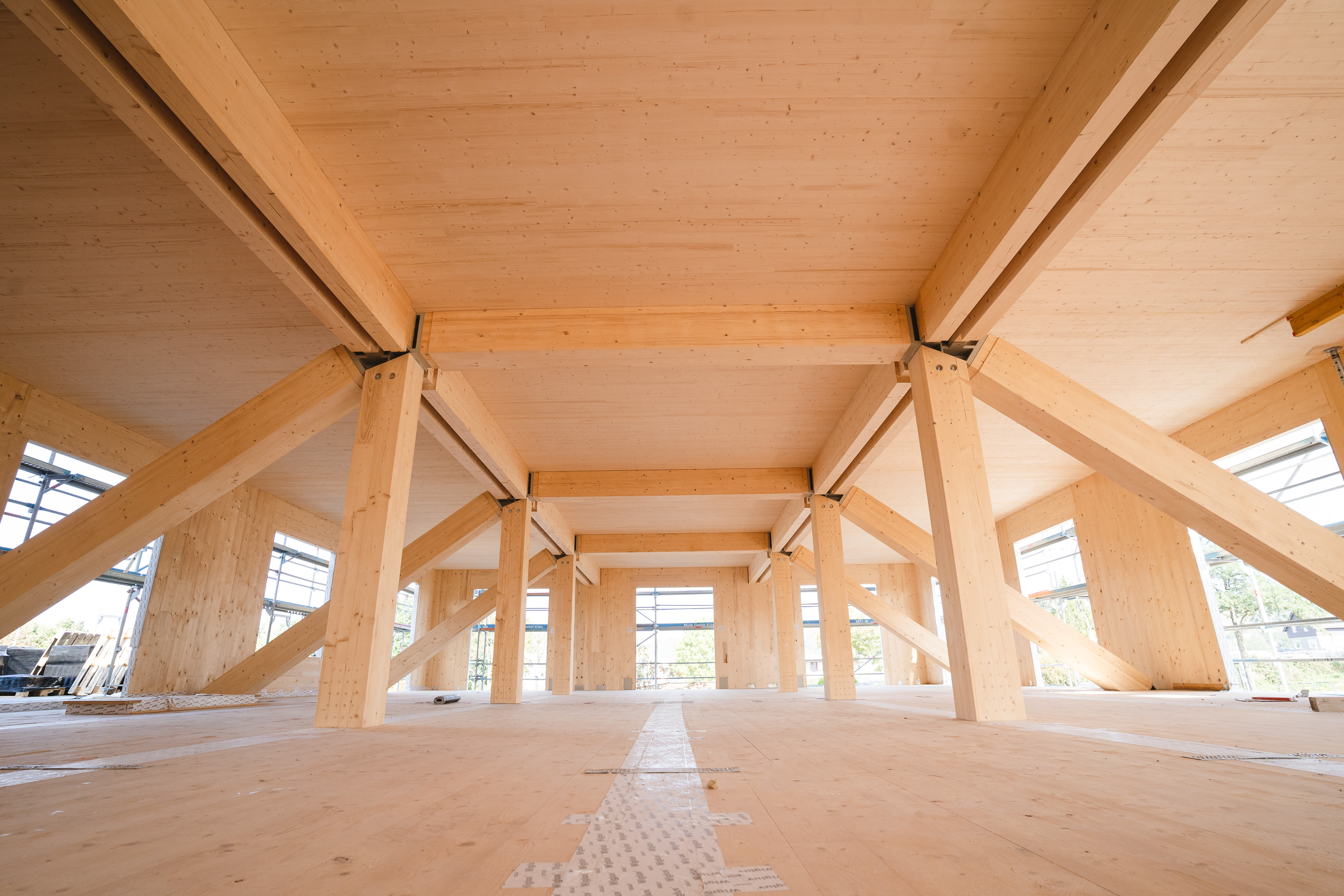 Foto von inneren einer Baustelle, die mit Holz verkleidet ist.   