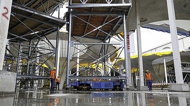 Foto von einer Baustelle. Zusahen sind Gerüste.  
