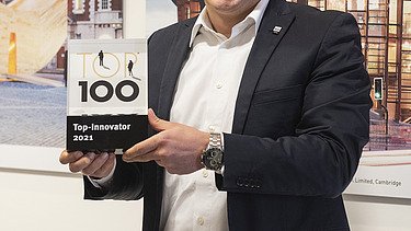 Foto von Andreas Amorth mit dem Preis Top100. 