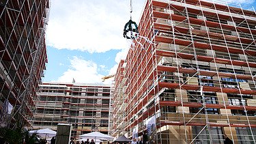 Foto vom Richtfest der nachhaltigen Bürokomplex aus der Froschperspektive. 