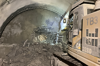 Foto von einer Baumaschine beim letzten Tunneldurchschlag im Flughafentunnel