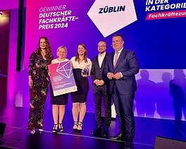 Foto von mehren schick gekleideten Personen die freundlich schauen beim deutschen Fachkräftepreis. 