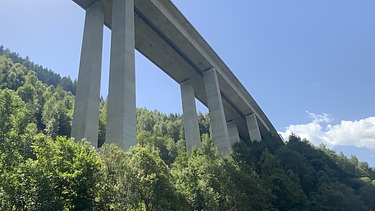 Foto von einer Brücke