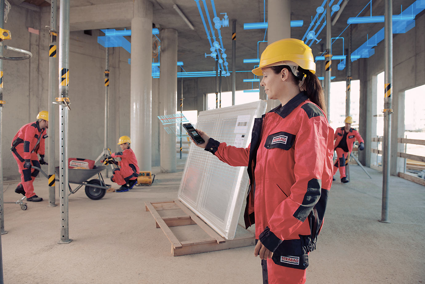 Foto von mehreren Arbeitern in Schutzkleidung beim Innenausbau