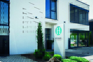 Foto von einem weißen Haus von der Firma Hummel.              