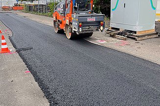 Textstrecke für Induktives Laden STRABAG hat gemeinsam mit dem Hersteller Electreon erfolgreich induktive Ladetechnologien für die Straße erprobt.