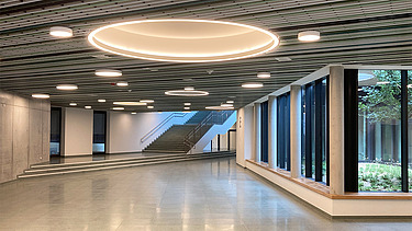 Foto von dem Foyer des modernen Bildungscampusses Innerfavoriten, in der Decke ist ein rundes Fenster