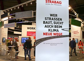 Foto von einem Roll-Up, das vor einem Messestand steht