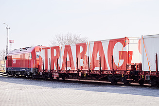 Foto zeigt einen Eisenbahnwaggon mit aufgeladenen STRABAG Container