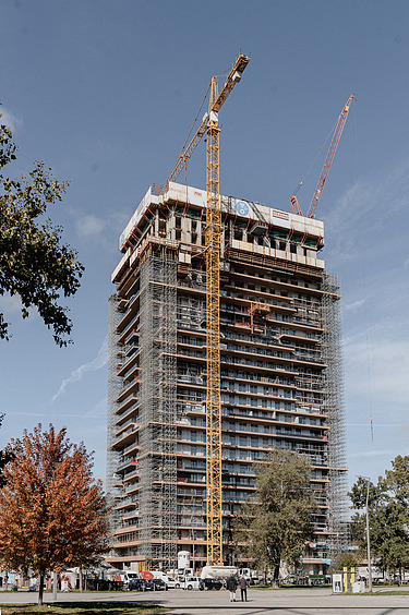 Foto von Arbeiten an der technischen Gebäudeausrüstung an einem Hochhaus